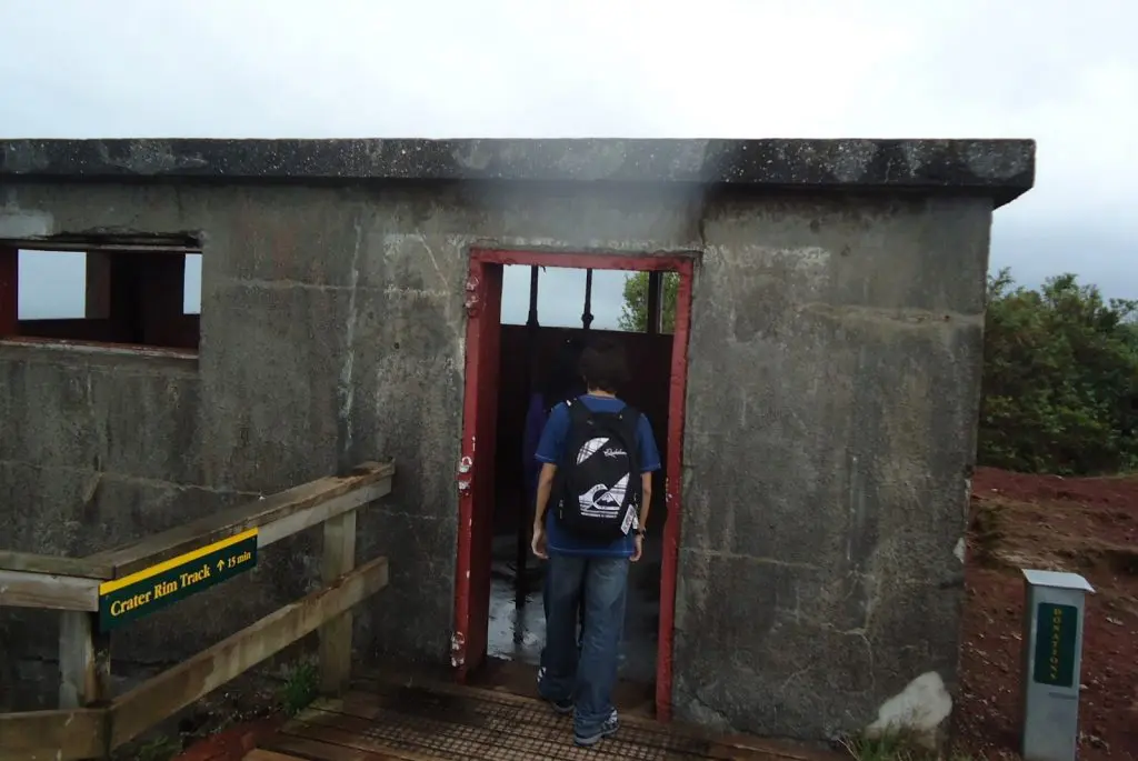 Escalando-o-vulcão-Rangitoto-na-chuva--bunker