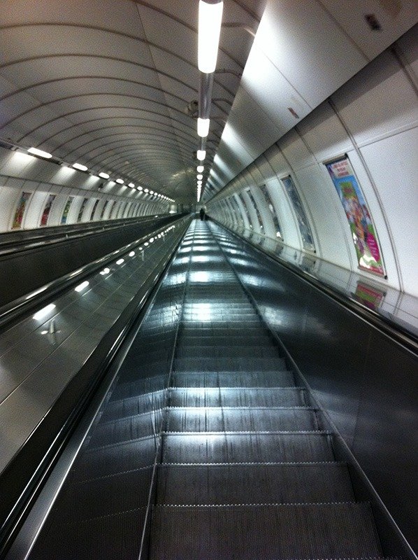 escadas rolantes metro praga