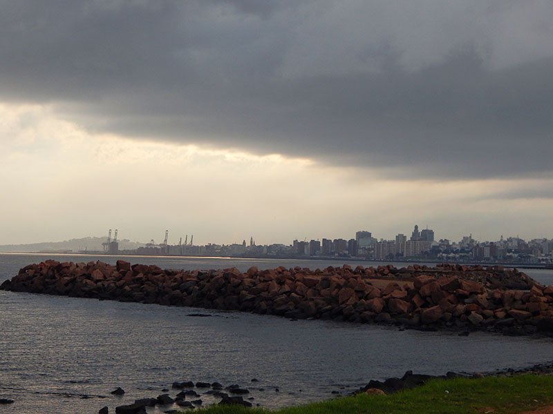 Descubra Montevideo uruguai atrações farol carreta chuva