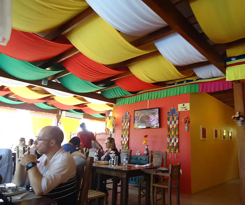 Restaurante tibetano em Três Coroas ambiente