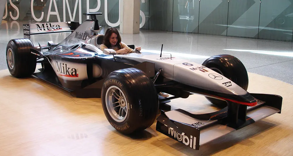 Museu Mercedes-Benz na Alemanha carro formula 1 Mika Häkkinen.