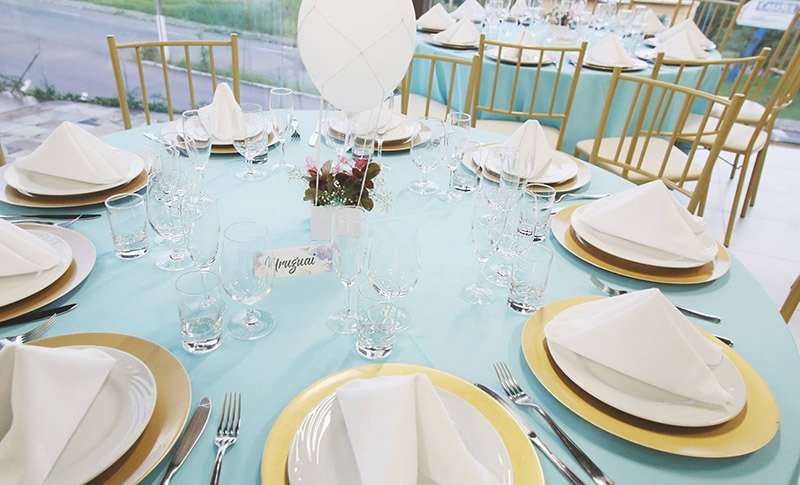 mesa de decoracao de casamento azul turquesa pratos