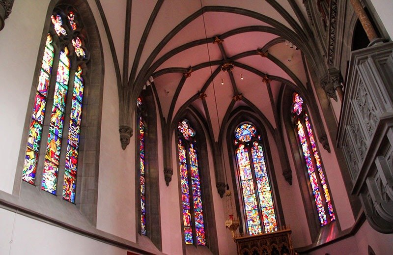 interior da catedral liechtenstein vitrais vaduz