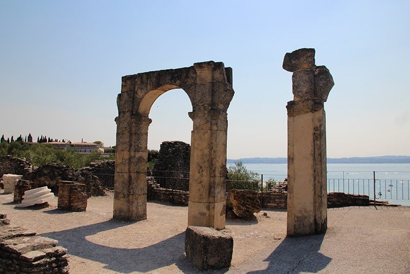 arco ruina romana sirmione