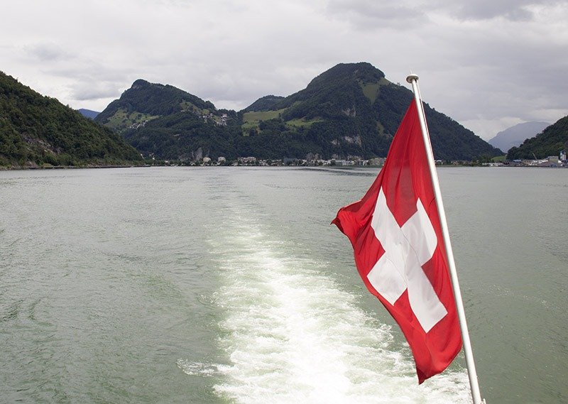 bandeira barco lago da suica lucerne