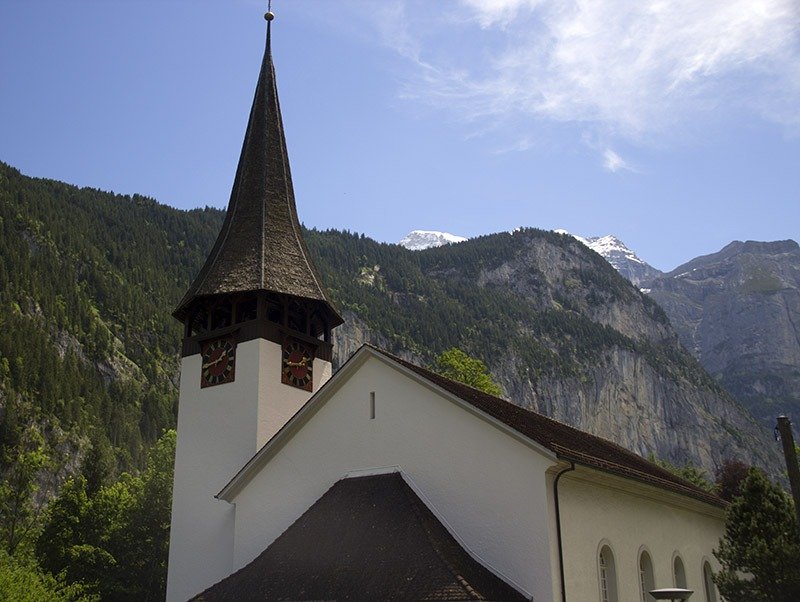 igreja na suiça rodeada por montanhas
