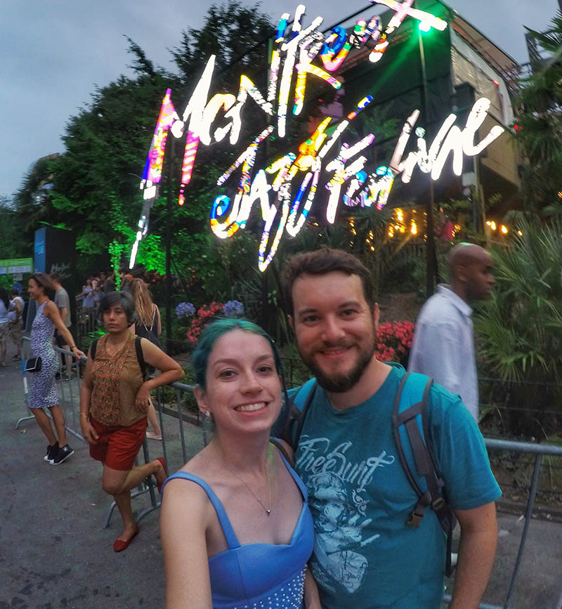 casal em frente ao letreiro do festival
