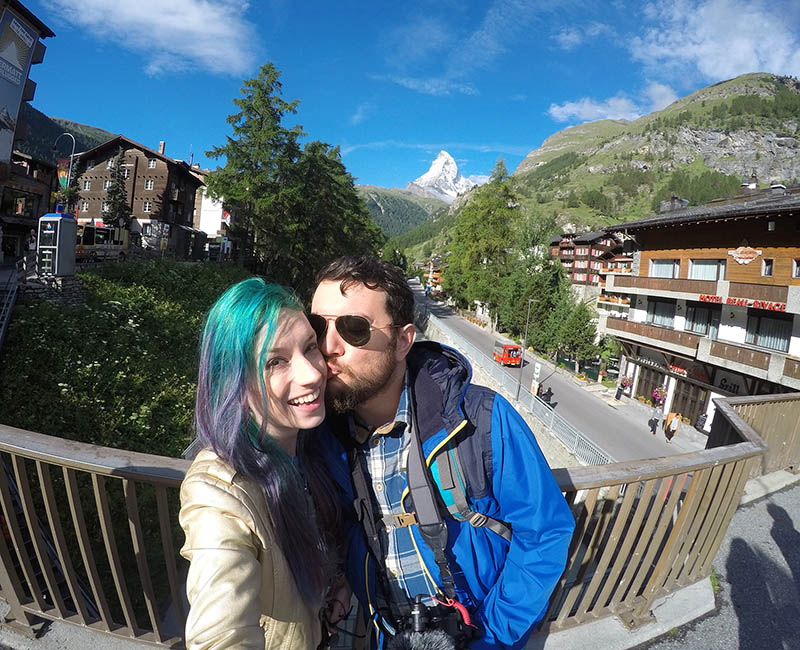 casal se beijando em frente ao matterhorn em zermatt