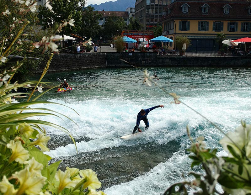 surf no rio thun suiça