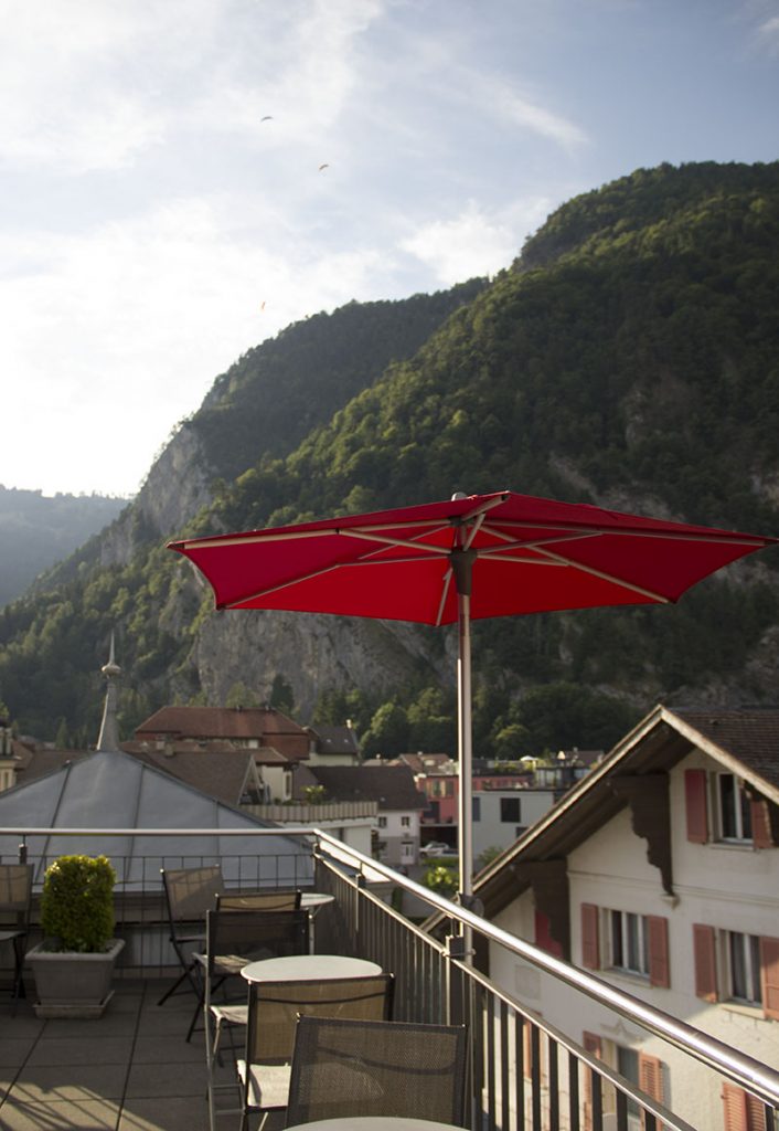 varanda hostel em interlaken suica paragliding