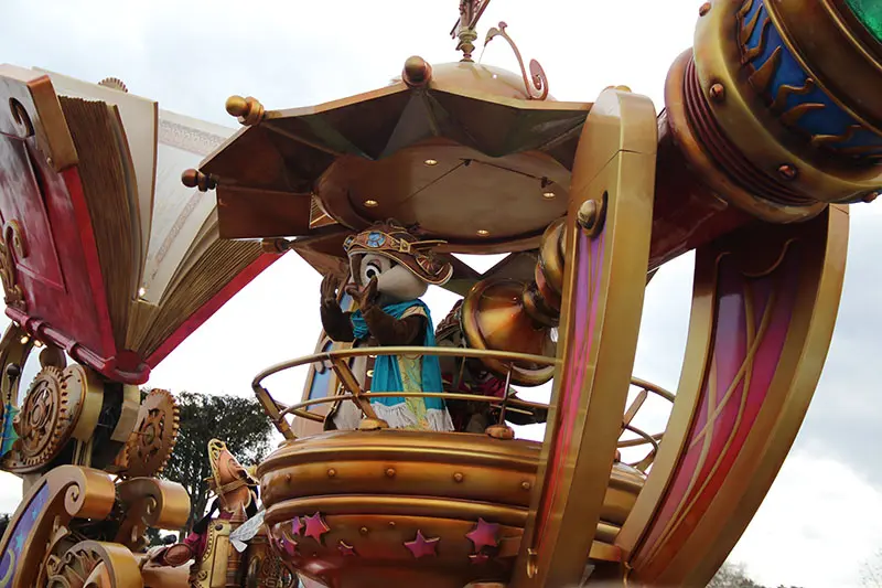 desfile da disney em paris carros alegoricos