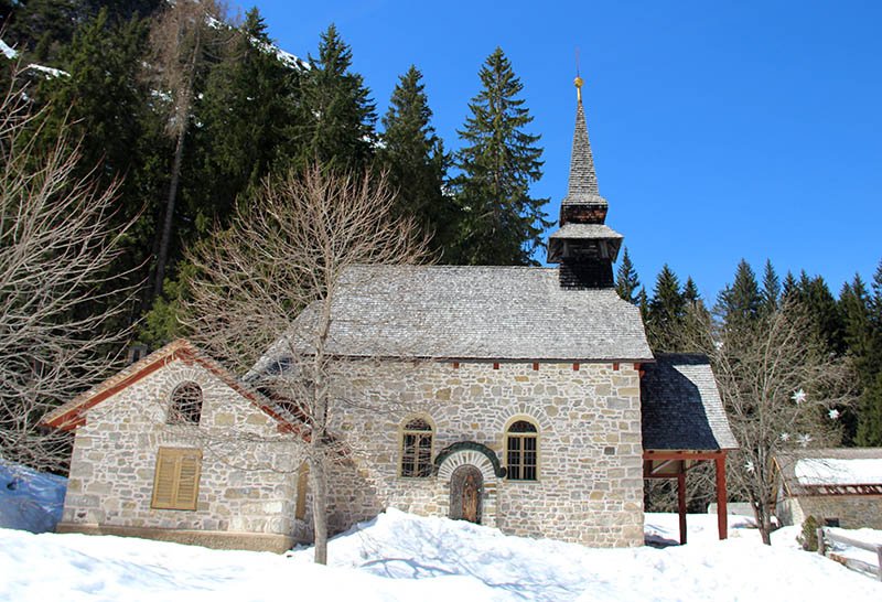 igreja lago di braies neve