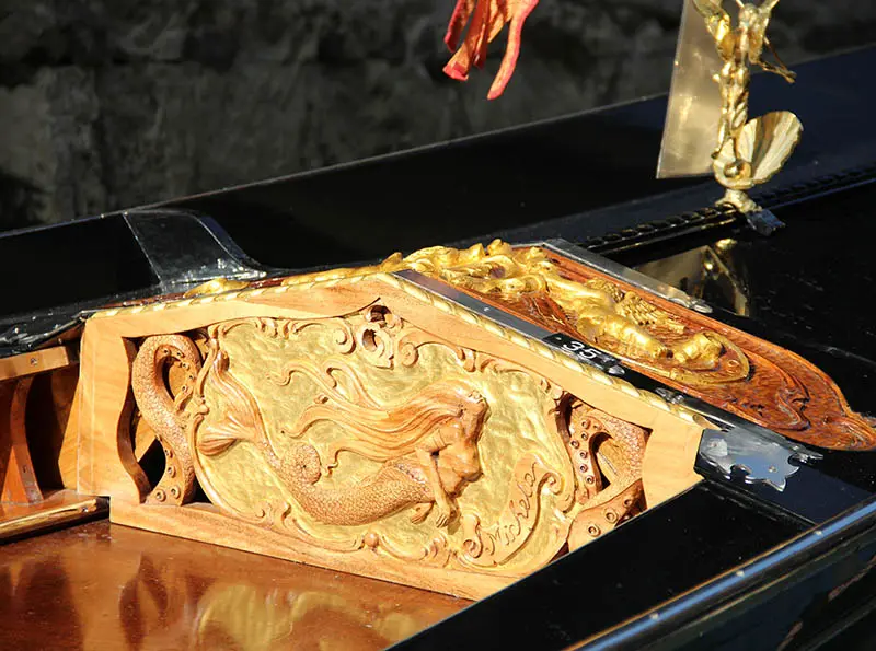 detalhe em madeira gondola em veneza