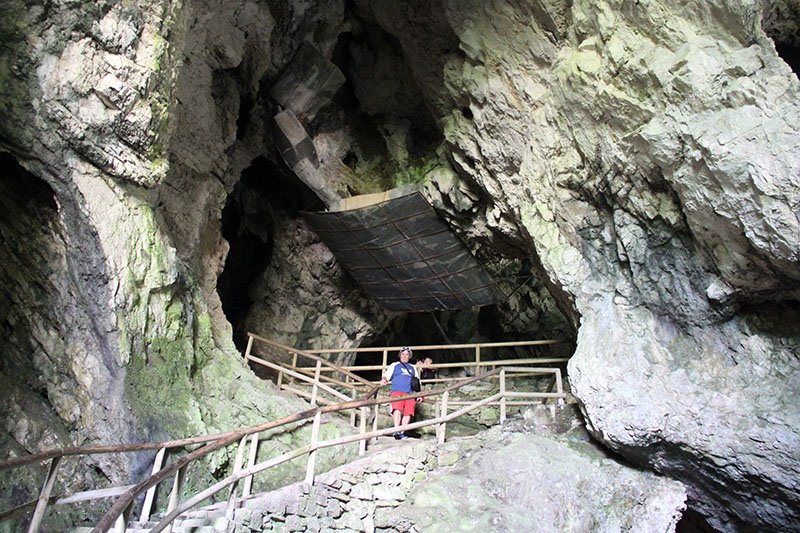 parte da caverna castelo predjama eslovenia