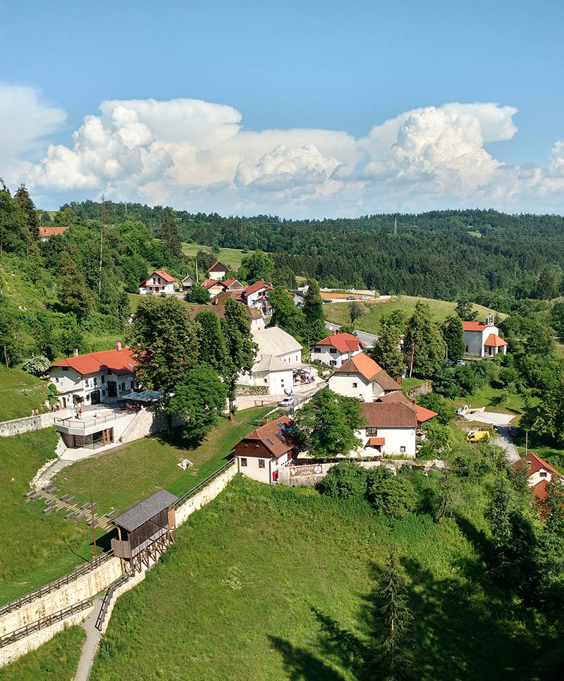 vista do castelo predjama eslovenia
