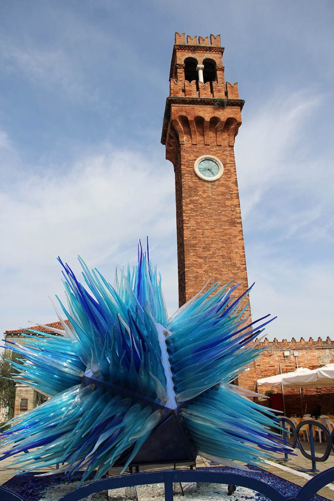 torre da praça de murano escultura de vidro gigante azul cometa