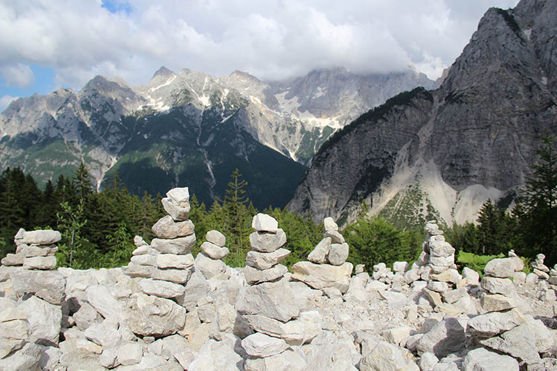 pedras empilhadas estrada vrsic pass eslovenia