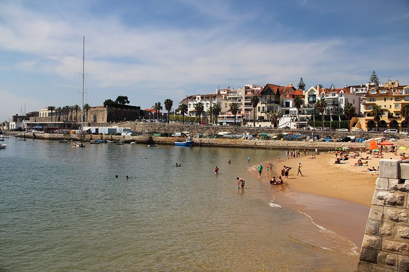 praia da ribeira em cascais portugal