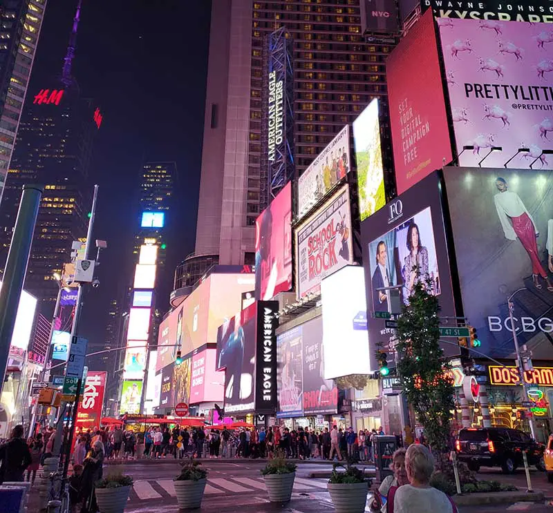 TOUR pela TIMES SQUARE em NOVA YORK - o que fazer, lojas, restaurantes,  show da Broadway e dicas! 