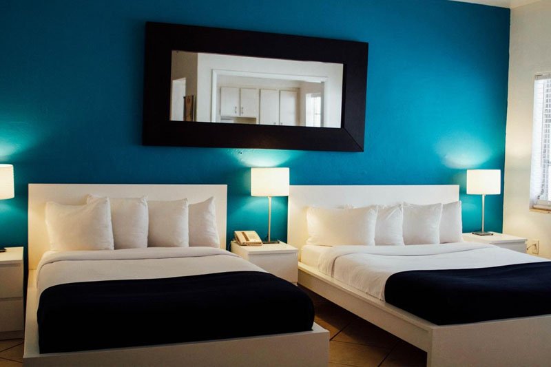 miami beach hostel quarto com parede azul duas camas