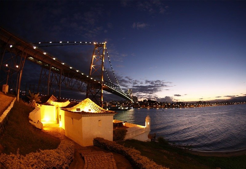 ponte hercilio luz iluminada a noite florianopolis