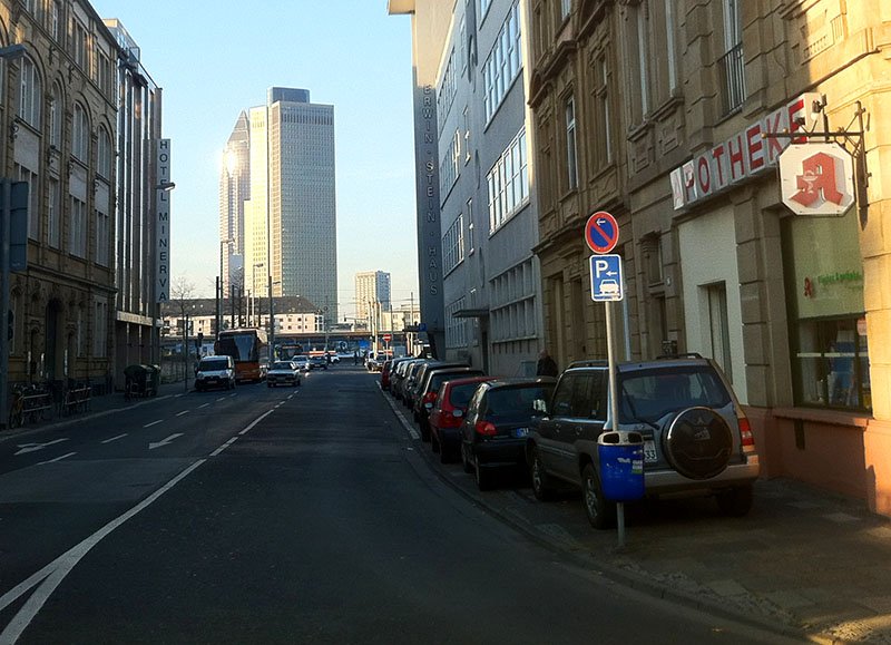 rua congestionada em frankfurt alemanha