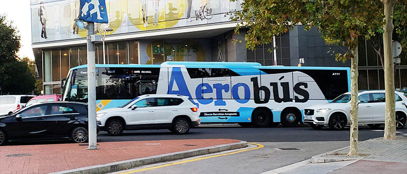 Ônibus Aerobús adesivado em azul