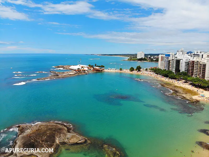 Praia das Castanheiras e mar azul em Guarapari