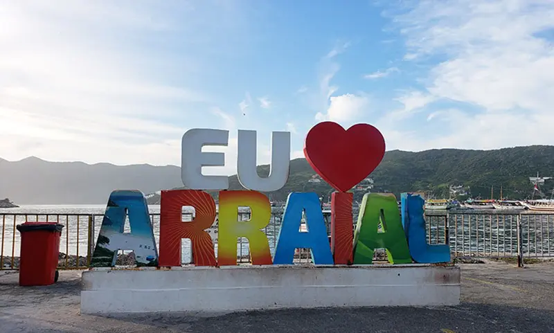 Letreiro no portinho de Arraial