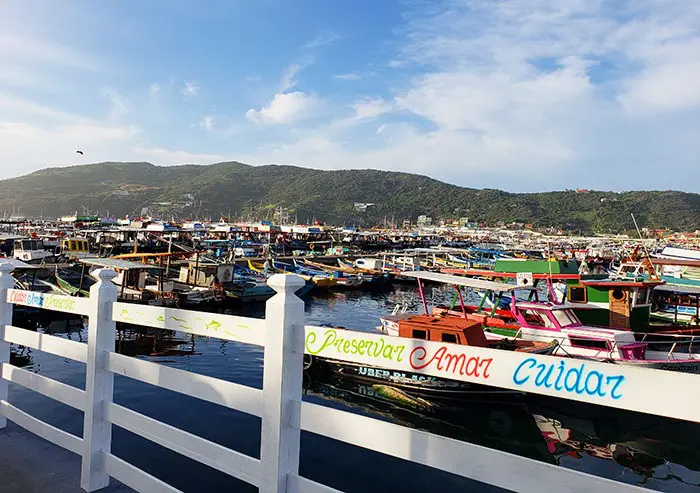 Portinho e barcos em Arraial
