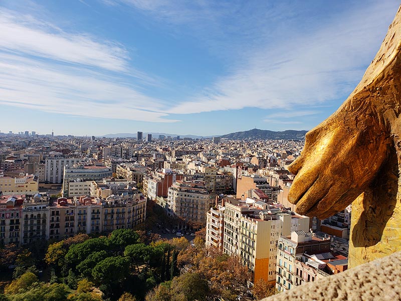 Vista de Barcelona e detalhe da mão dourada de Cristo