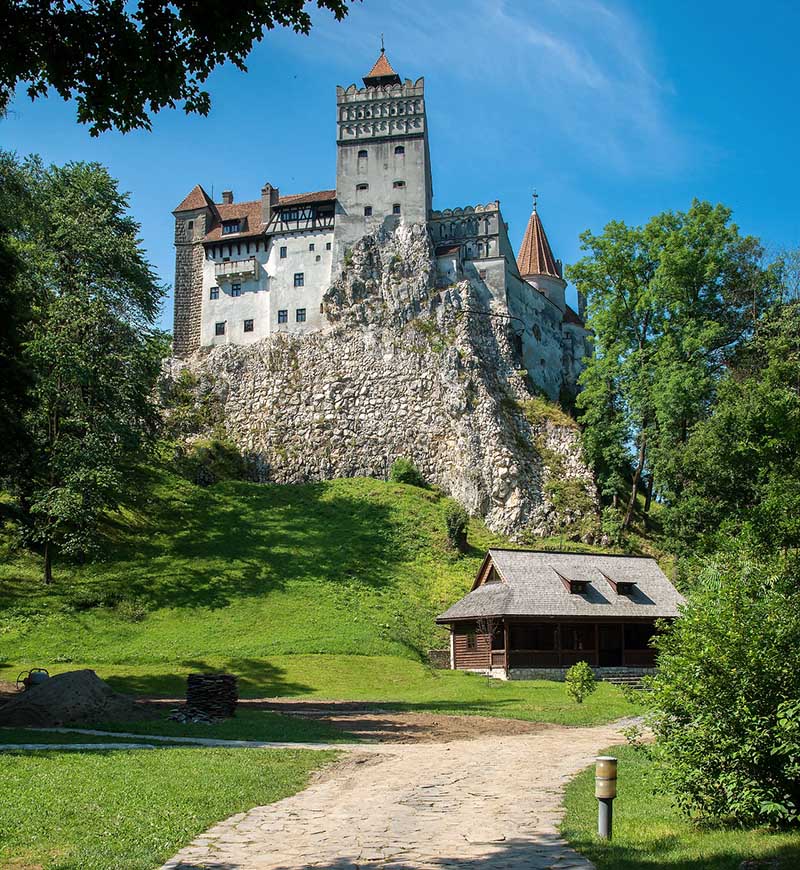 Estrada para o castelo Bran na Romênia