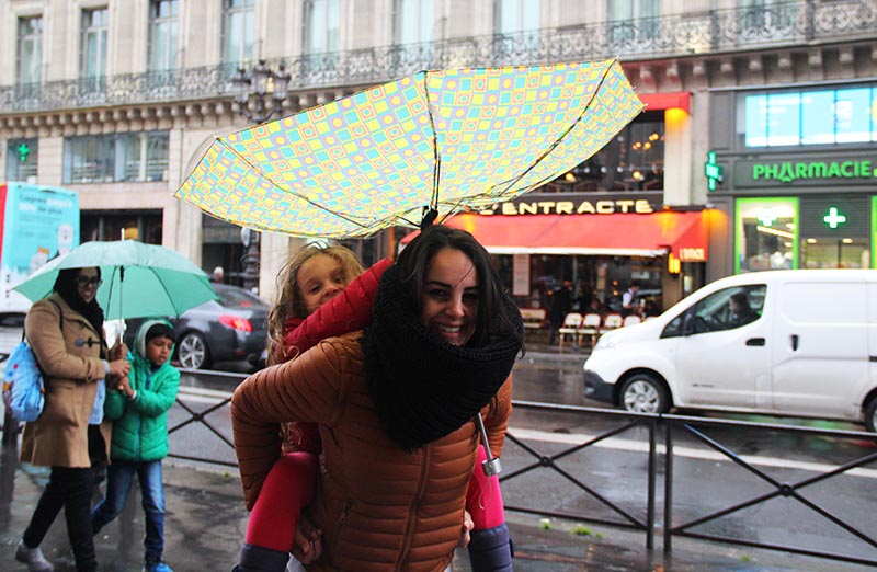 O guarda chuva vira mesmo com tanto vento em Paris!