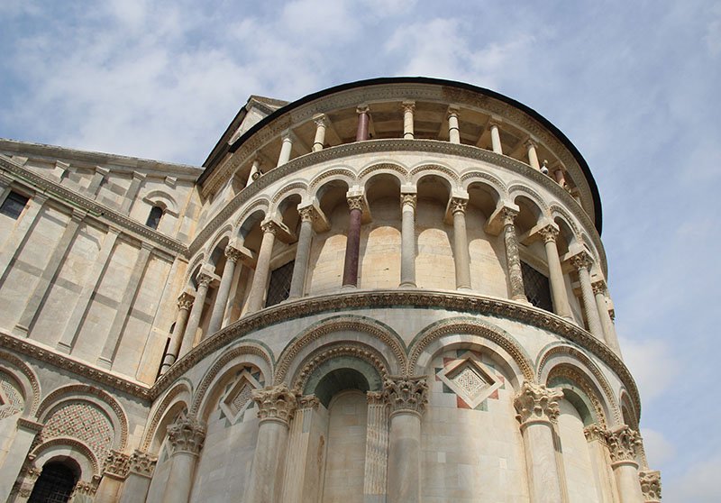 detalhe das colunas na catedral de pisa