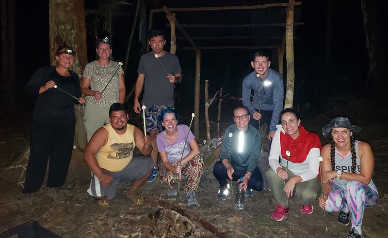 Grupo após a janta no acampamento na selva! viagem para a Amazônia