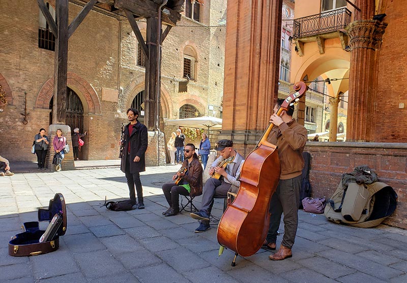 Muitos músicos de rua em Bolonha, rock por todo lado