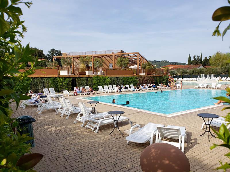 vista da piscina do hotel em florenca