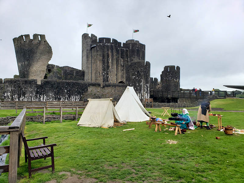 Castelo de Caerphilly e acampamento medieval