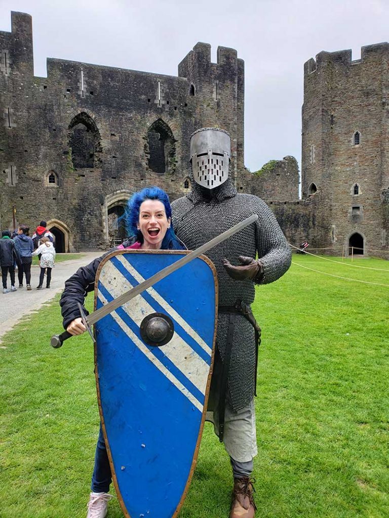 cavaleiro com cota de malha espada e escudo no castelo