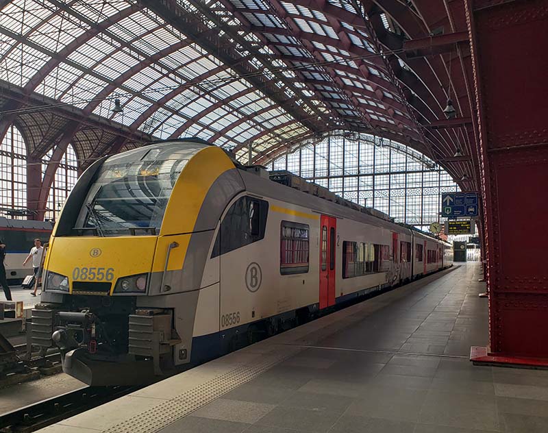 Trem parado na estação de Antuérpia na Bélgica