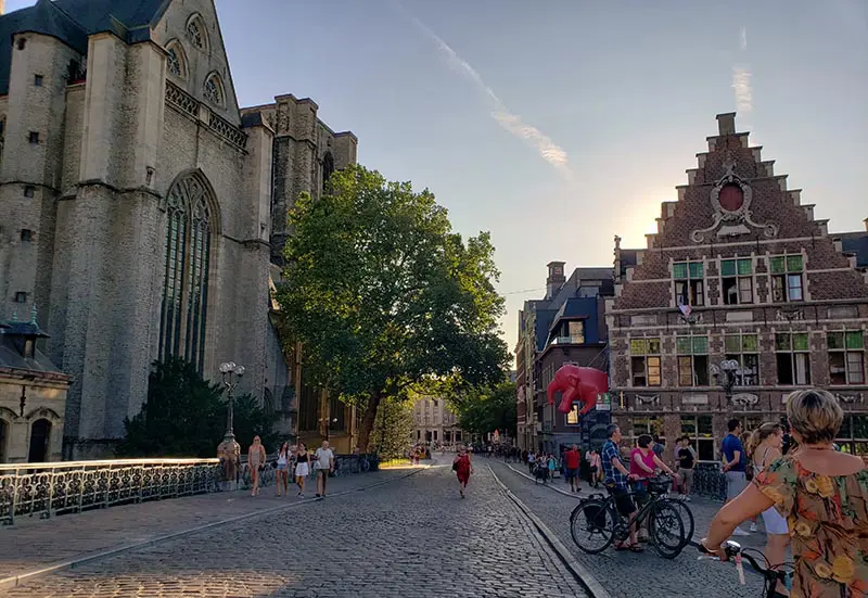 arvore ao lado de igreja vista da ponte em ghent