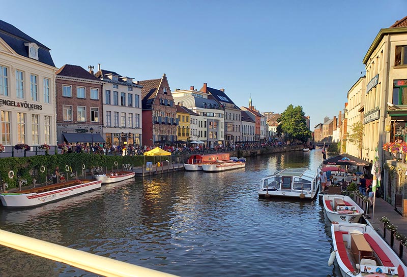 Canal em Gent durante o verão
