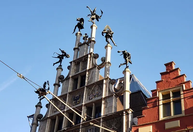Dançarinos de ferro no telhado ghent
