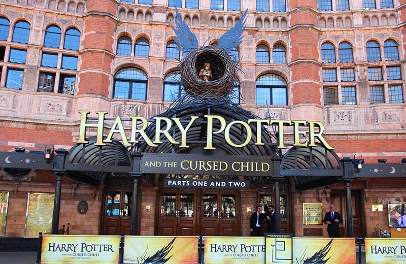 Fachada do teatro e a peça Harry Potter and the Cursed Child