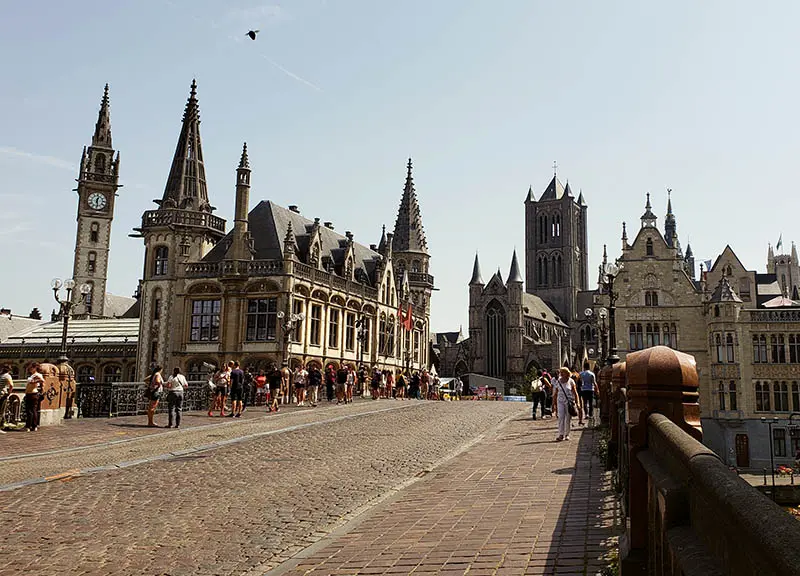 ponte em ghent com vista para a igreja