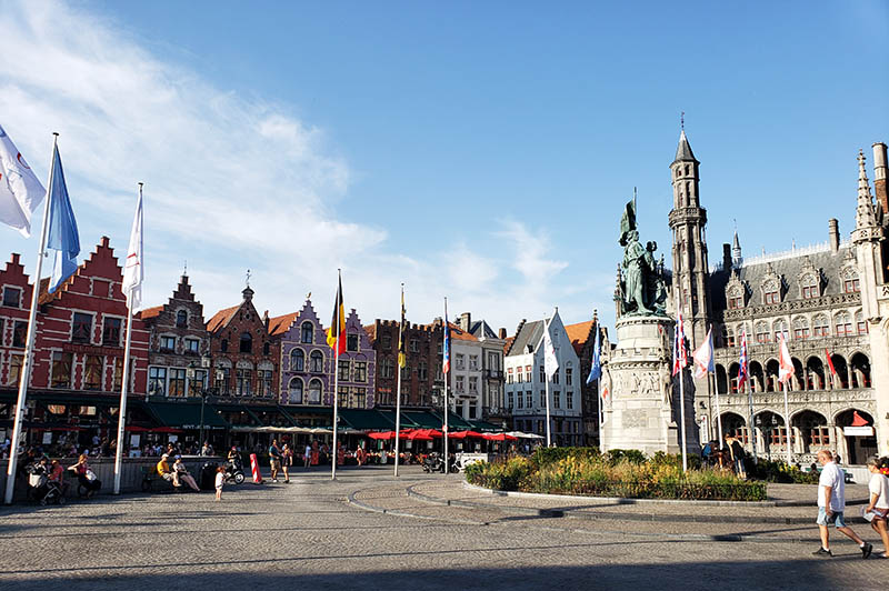 praça grote markt em bruges restaurantes e escultura