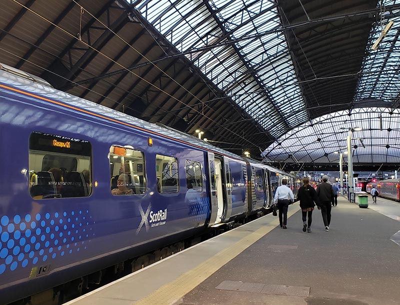 Trem parado da ScotRail na estação de Glasgow