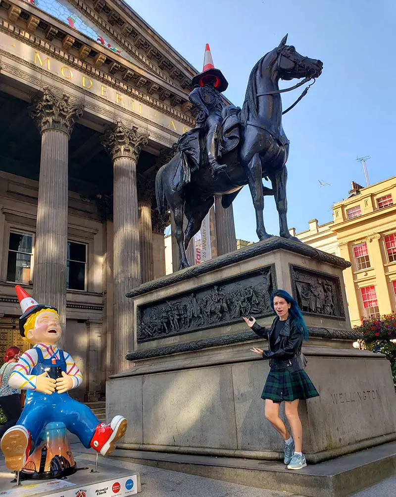 goma museu arte moderna em glasgow estatua com cone na cabeca