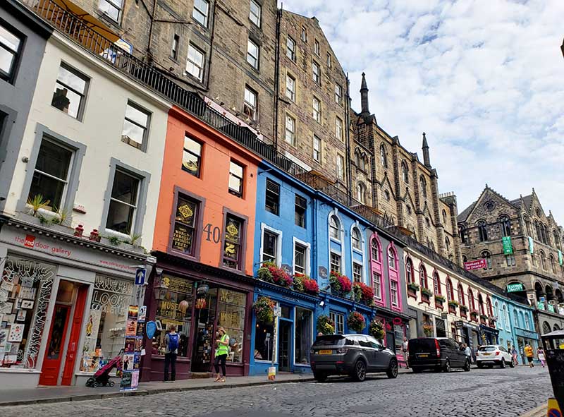 lojas coloridas na victoria street rua mais fotografada da escocia