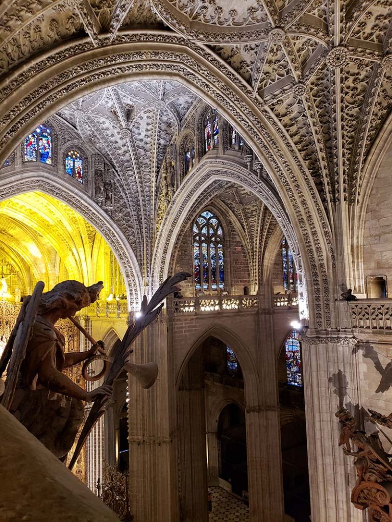 Vista única do interior da Catedral de Sevilha